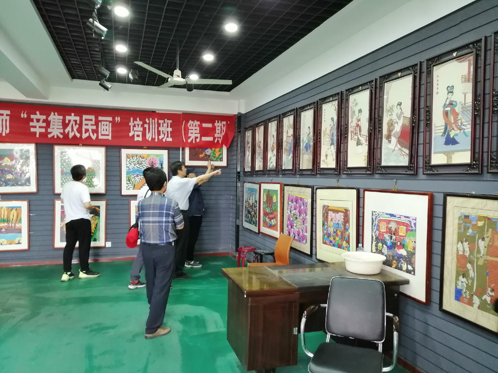河北經(jīng)貿(mào)大學來我館參觀農(nóng)民畫皮貼畫
