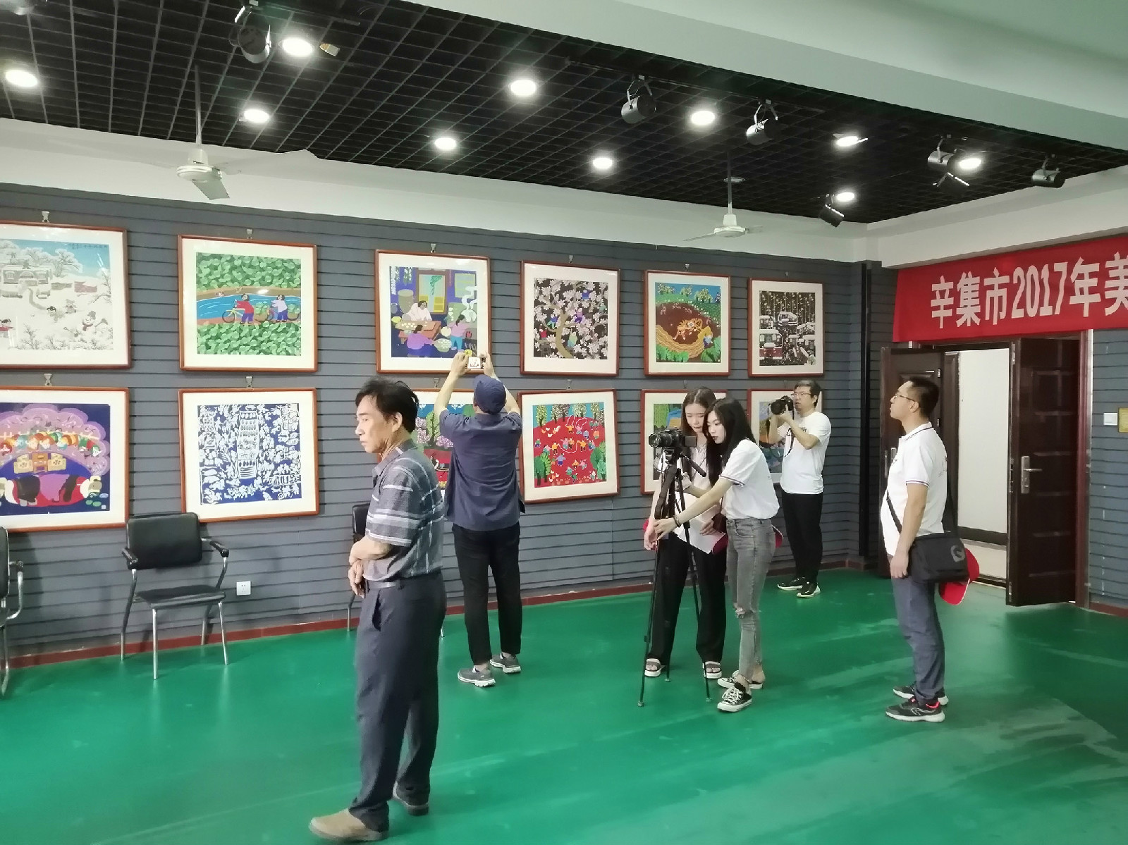 河北經(jīng)貿(mào)大學來我館參觀農(nóng)民畫皮貼畫