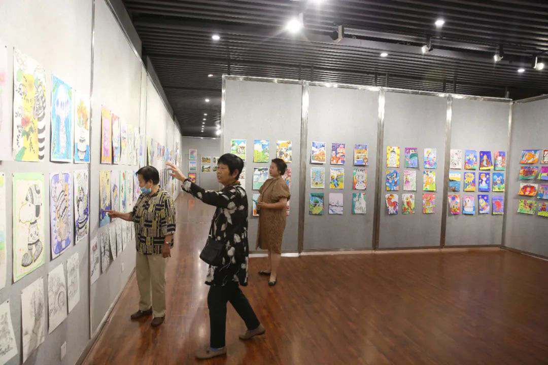 “金色童年 啟航未來”辛集市慶“六一”少兒繪畫展于6月1日在辛集市文化館展覽廳拉開序幕。