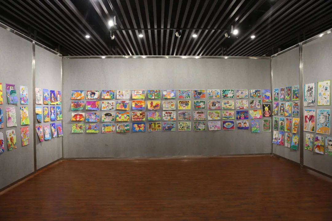 “金色童年 啟航未來”辛集市慶“六一”少兒繪畫展于6月1日在辛集市文化館展覽廳拉開序幕。