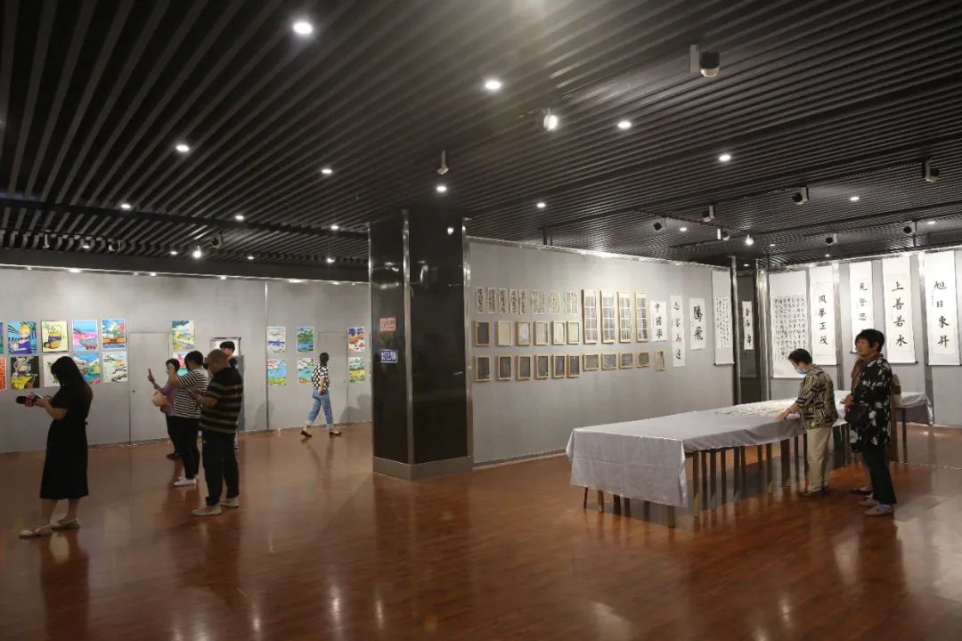 “金色童年 啟航未來”辛集市慶“六一”少兒繪畫展于6月1日在辛集市文化館展覽廳拉開序幕。
