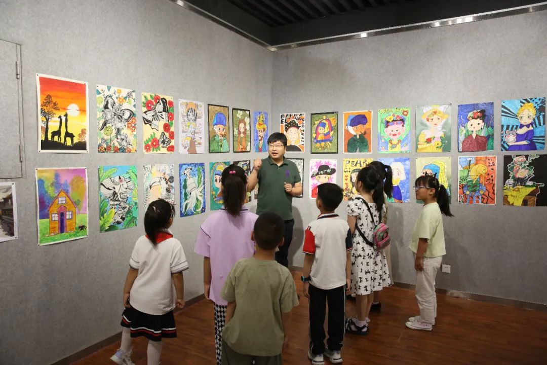 “金色童年 啟航未來”辛集市慶“六一”少兒繪畫展于6月1日在辛集市文化館展覽廳拉開序幕。