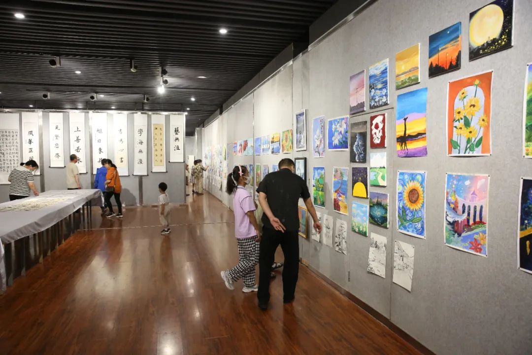 “金色童年 啟航未來”辛集市慶“六一”少兒繪畫展于6月1日在辛集市文化館展覽廳拉開序幕。