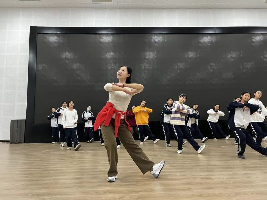 11月14日，辛集市文化館走進辛集市育德中學(xué)開展舞蹈培訓(xùn)輔導(dǎo)活動