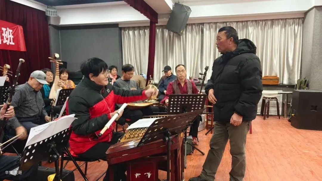 辛集市文化館多功能廳《六姐妹送水》進(jìn)入了緊鑼密鼓的正式彩排階段