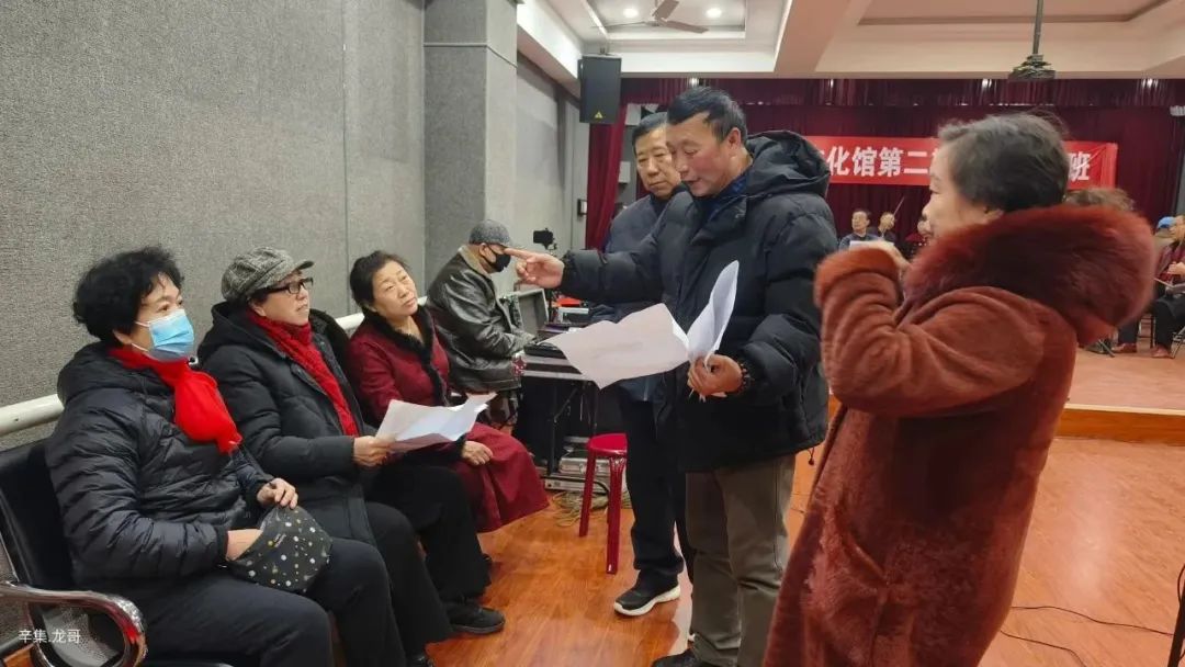 辛集市文化館多功能廳《六姐妹送水》進(jìn)入了緊鑼密鼓的正式彩排階段