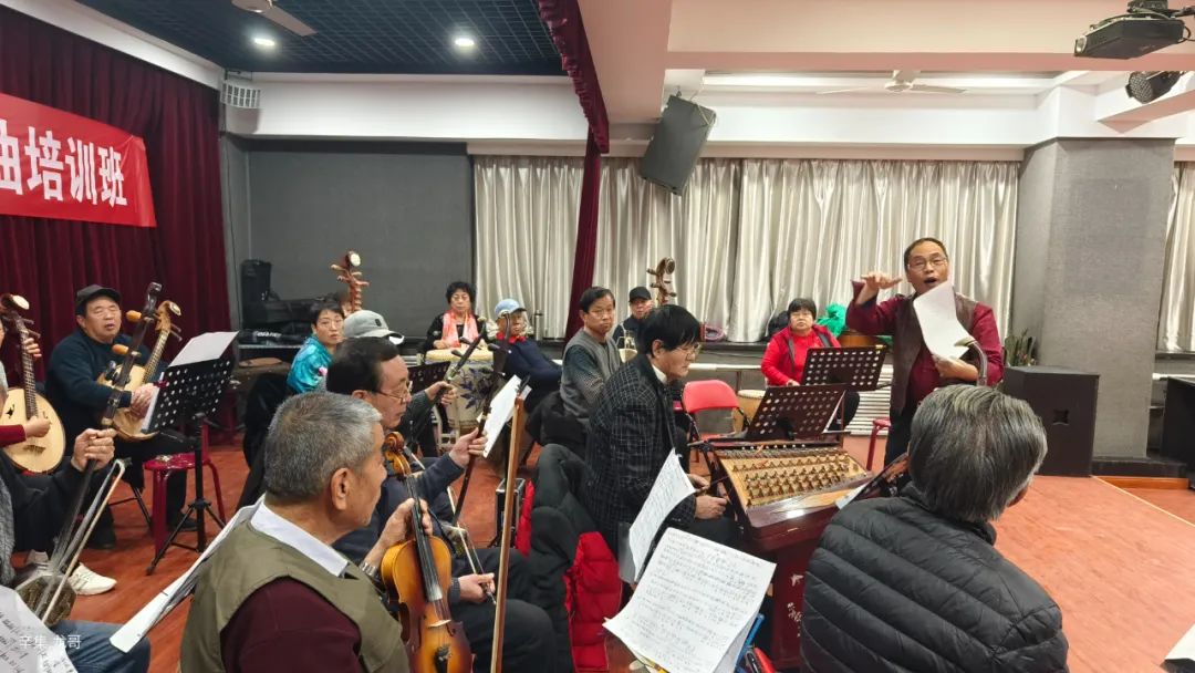 辛集市文化館多功能廳《六姐妹送水》進(jìn)入了緊鑼密鼓的正式彩排階段