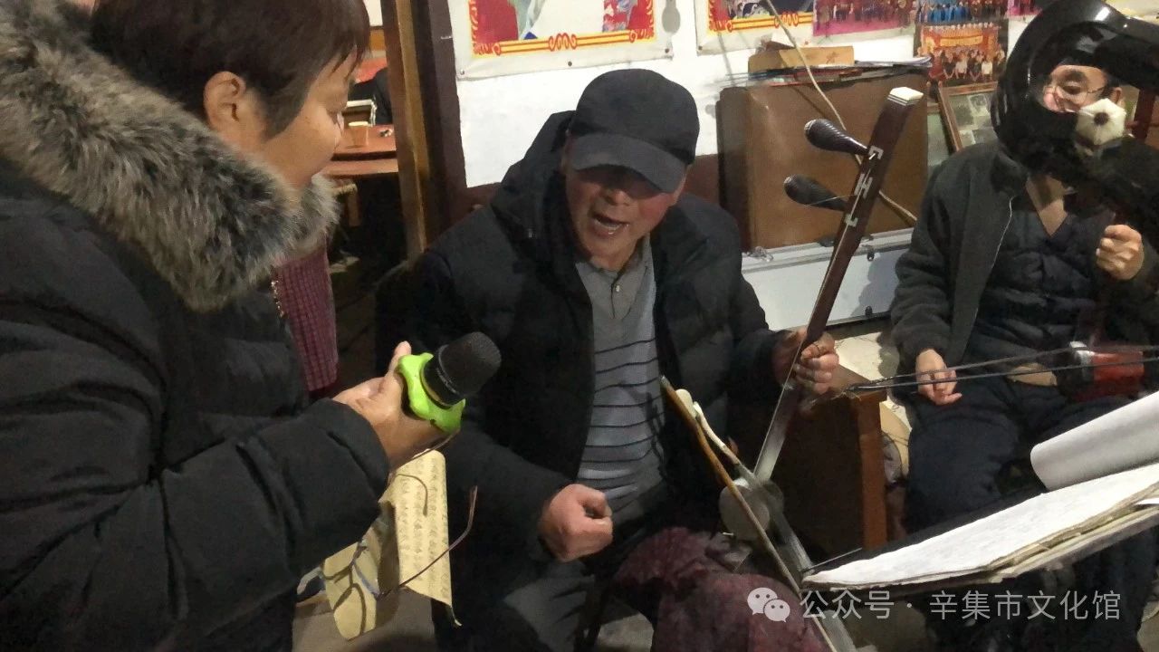 市文化館戲曲輔導老師董利,帶隊辛集市評劇協(xié)會眾位老師走進位伯鎮(zhèn)仁慈村