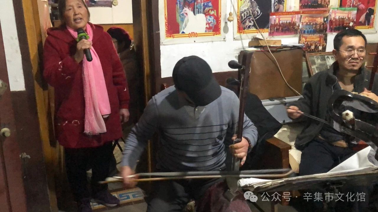 市文化館戲曲輔導老師董利,帶隊辛集市評劇協(xié)會眾位老師走進位伯鎮(zhèn)仁慈村