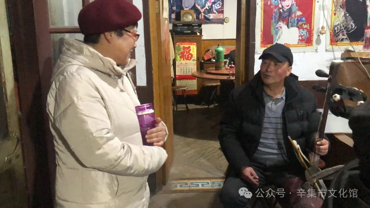 市文化館戲曲輔導老師董利,帶隊辛集市評劇協(xié)會眾位老師走進位伯鎮(zhèn)仁慈村