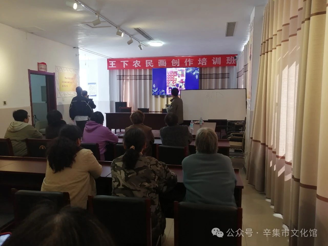 王下農(nóng)民畫創(chuàng)作培訓(xùn)班在王下農(nóng)民畫小鎮(zhèn)正式開課