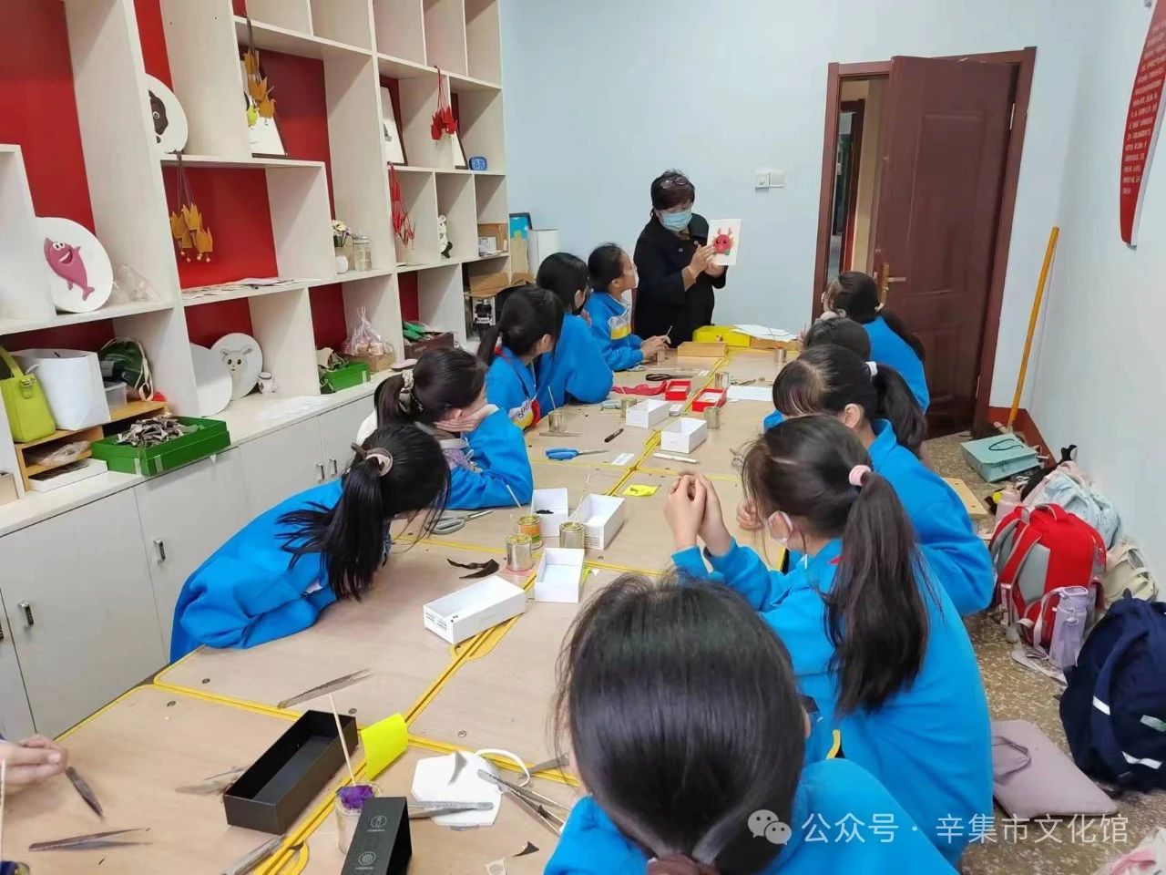 【文化館:人民的終身美育學(xué)校】文化館服務(wù)宣傳周系列活動(dòng)——非遺進(jìn)校園皮貼畫(huà)培訓(xùn)走進(jìn)辛集市第二實(shí)驗(yàn)小學(xué)