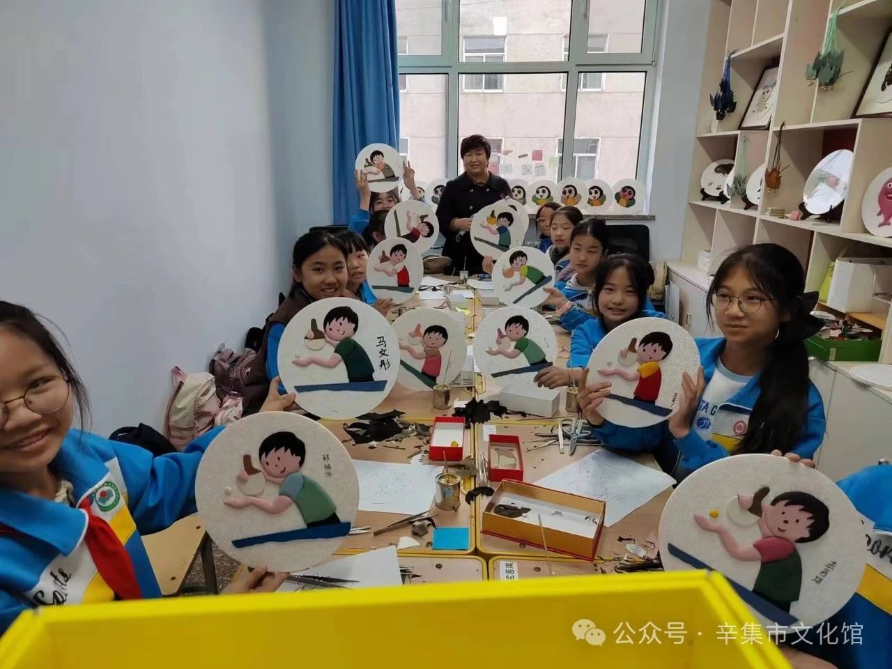 【文化館:人民的終身美育學(xué)校】文化館服務(wù)宣傳周系列活動(dòng)——非遺進(jìn)校園皮貼畫(huà)培訓(xùn)走進(jìn)辛集市第二實(shí)驗(yàn)小學(xué)