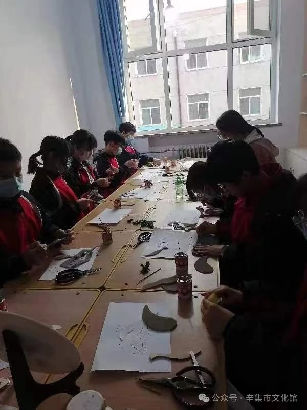 【文化館:人民的終身美育學(xué)校】文化館服務(wù)宣傳周系列活動(dòng)——非遺進(jìn)校園皮貼畫(huà)培訓(xùn)走進(jìn)辛集市第二實(shí)驗(yàn)小學(xué)
