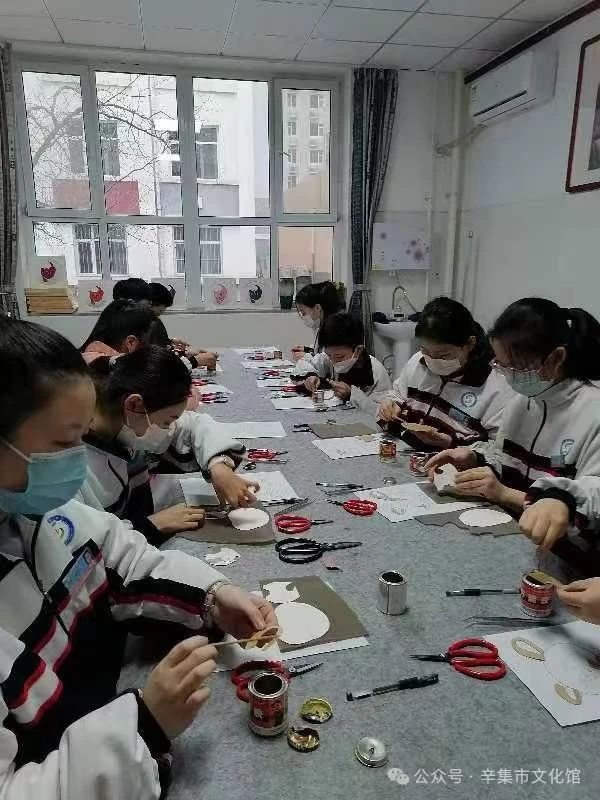 【文化館:人民的終身美育學(xué)校】文化館服務(wù)宣傳周系列活動(dòng)——非遺進(jìn)校園皮貼畫(huà)培訓(xùn)走進(jìn)辛集市第二實(shí)驗(yàn)小學(xué)