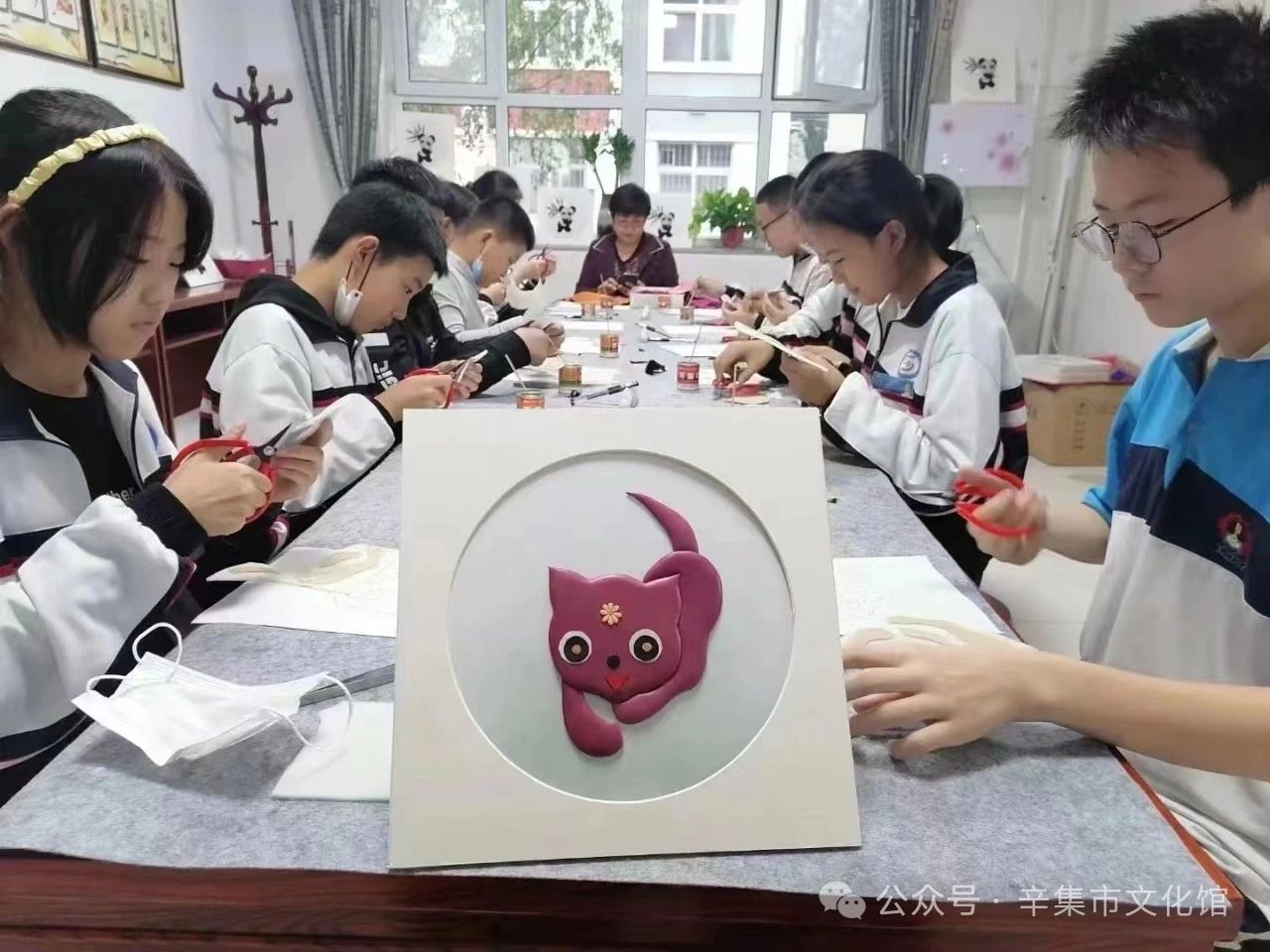 【文化館:人民的終身美育學(xué)校】文化館服務(wù)宣傳周系列活動(dòng)——非遺進(jìn)校園皮貼畫(huà)培訓(xùn)走進(jìn)辛集市第二實(shí)驗(yàn)小學(xué)