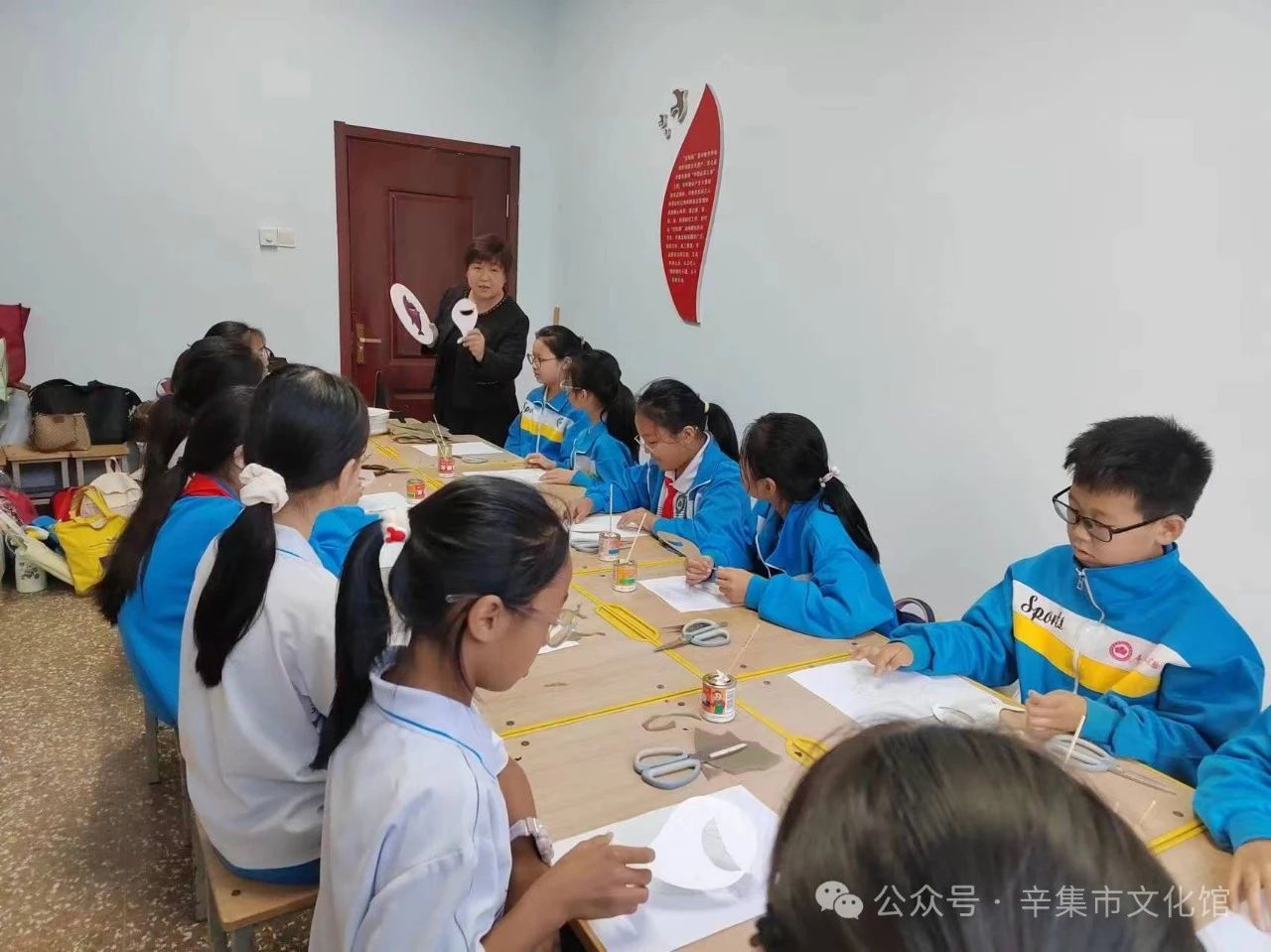 【文化館:人民的終身美育學(xué)校】文化館服務(wù)宣傳周系列活動(dòng)——非遺進(jìn)校園皮貼畫(huà)培訓(xùn)走進(jìn)辛集市第二實(shí)驗(yàn)小學(xué)