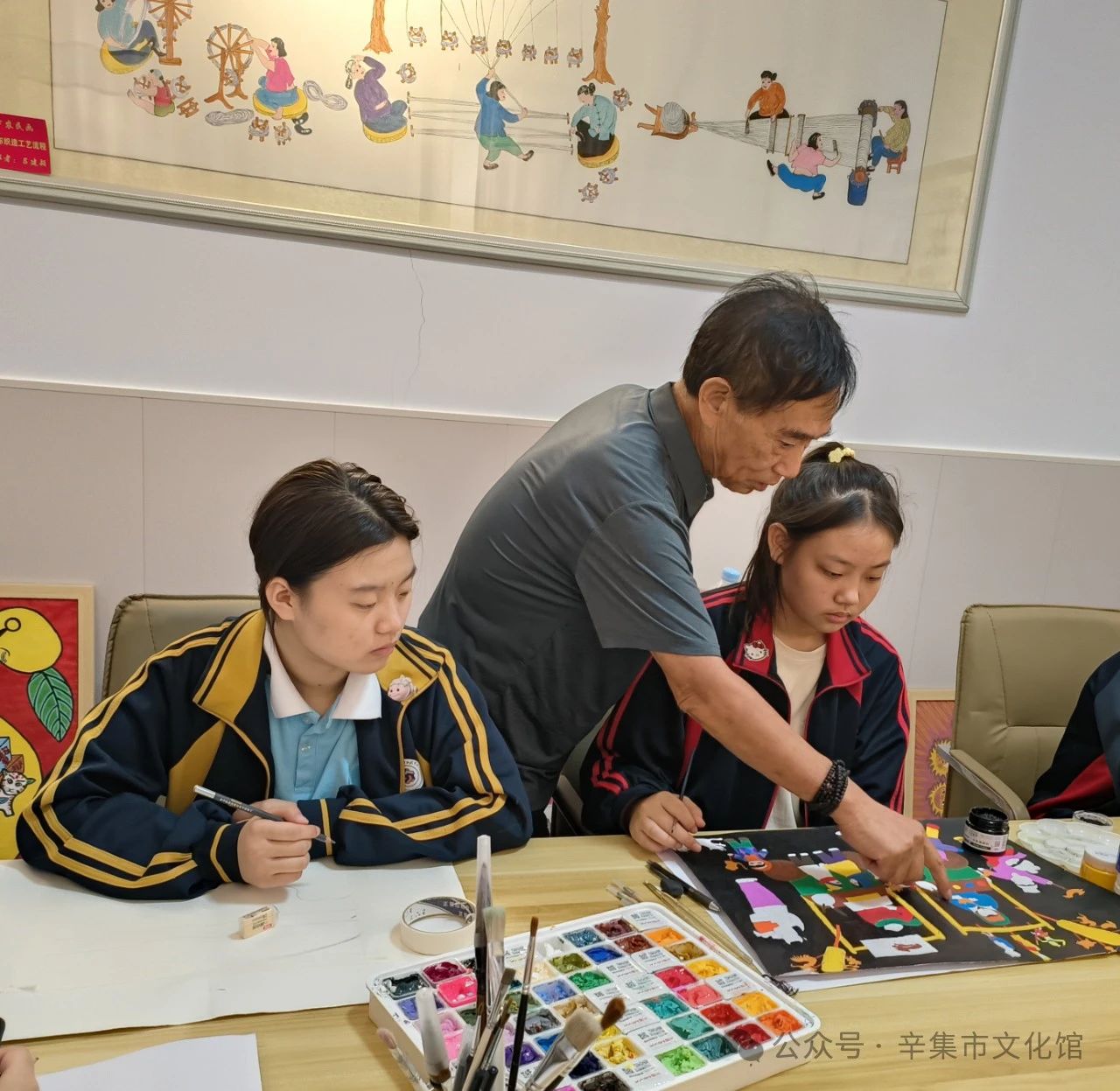 【文化館：人民的終身美育學(xué)校】文化館服務(wù)宣傳周系列活動——非遺進(jìn)校園農(nóng)民畫培訓(xùn)走進(jìn)辛集市職教中心學(xué)校