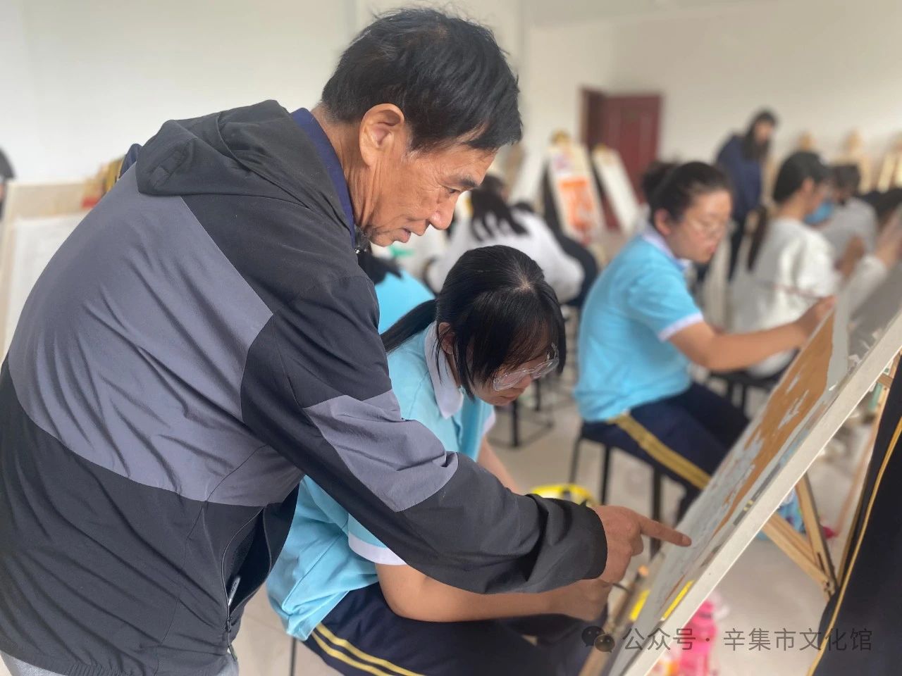 【文化館：人民的終身美育學(xué)校】文化館服務(wù)宣傳周系列活動——非遺進(jìn)校園農(nóng)民畫培訓(xùn)走進(jìn)辛集市職教中心學(xué)校