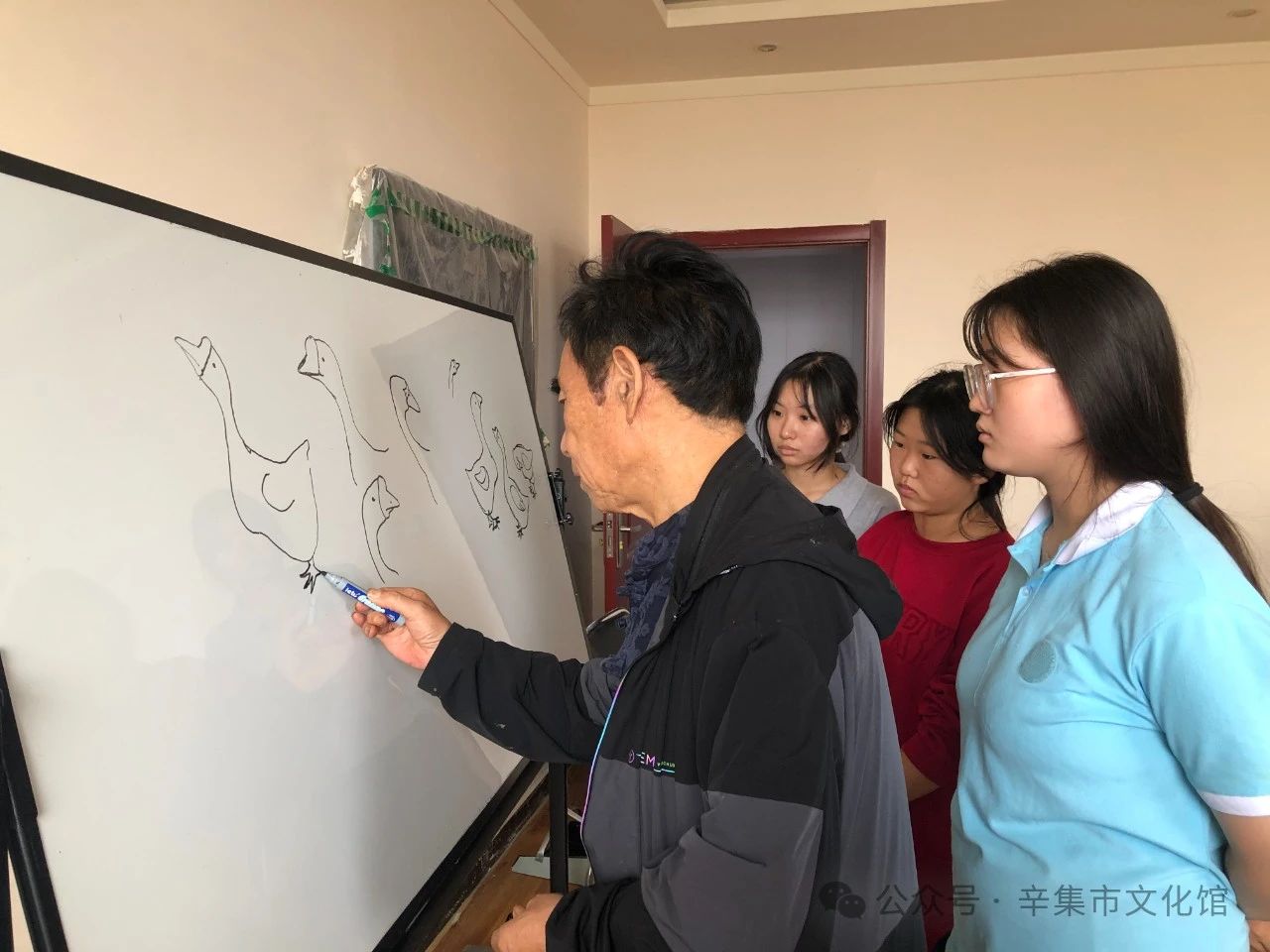 【文化館：人民的終身美育學(xué)校】文化館服務(wù)宣傳周系列活動——非遺進(jìn)校園農(nóng)民畫培訓(xùn)走進(jìn)辛集市職教中心學(xué)校