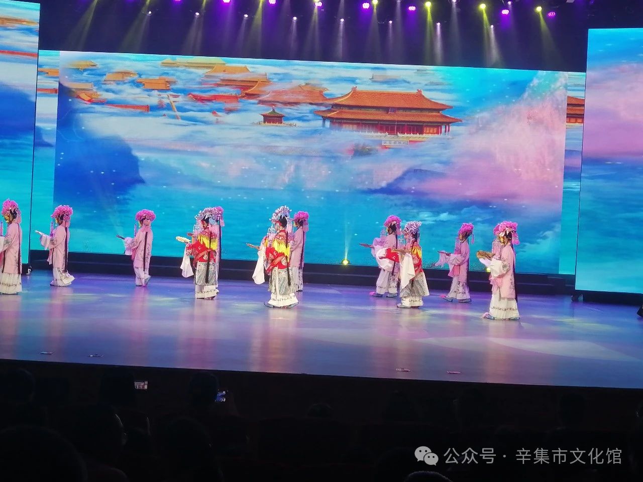 辛集少兒京劇《貴妃醉酒》在河北省群眾藝術(shù)館虹光劇場驚艷亮相