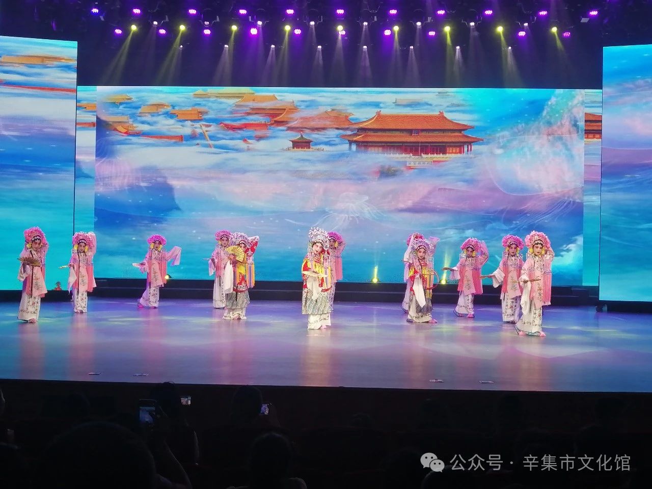 辛集少兒京劇《貴妃醉酒》在河北省群眾藝術(shù)館虹光劇場驚艷亮相
