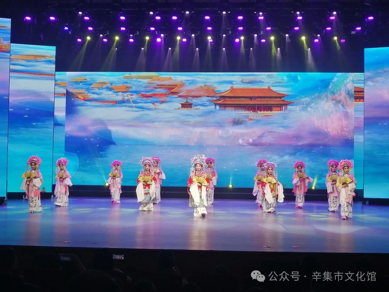 辛集少兒京劇《貴妃醉酒》在河北省群眾藝術(shù)館虹光劇場驚艷亮相