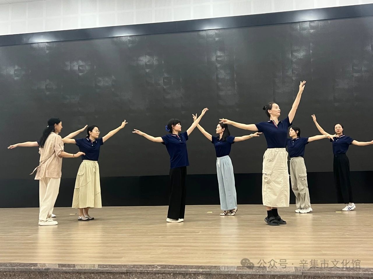 文化館輔導(dǎo)干部賈英為育德學(xué)校老師輔導(dǎo)舞蹈