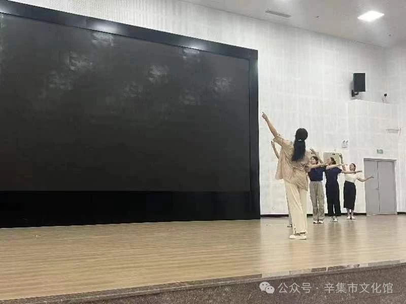 文化館輔導(dǎo)干部賈英為育德學(xué)校老師輔導(dǎo)舞蹈