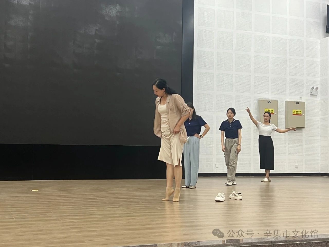 文化館輔導(dǎo)干部賈英為育德學(xué)校老師輔導(dǎo)舞蹈