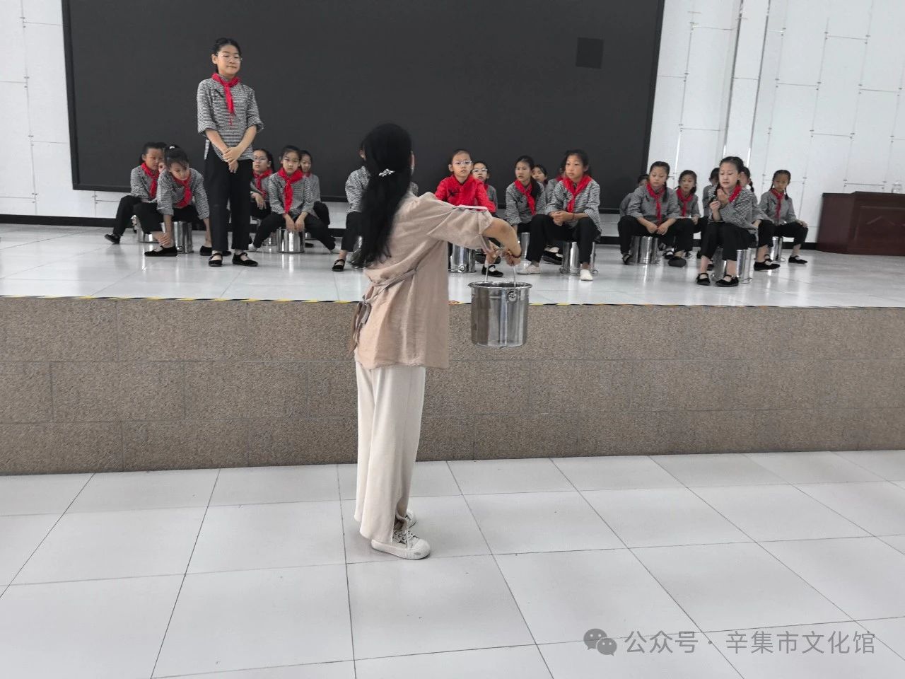 文化館輔導(dǎo)干部賈英走進(jìn)方碑街小學(xué)