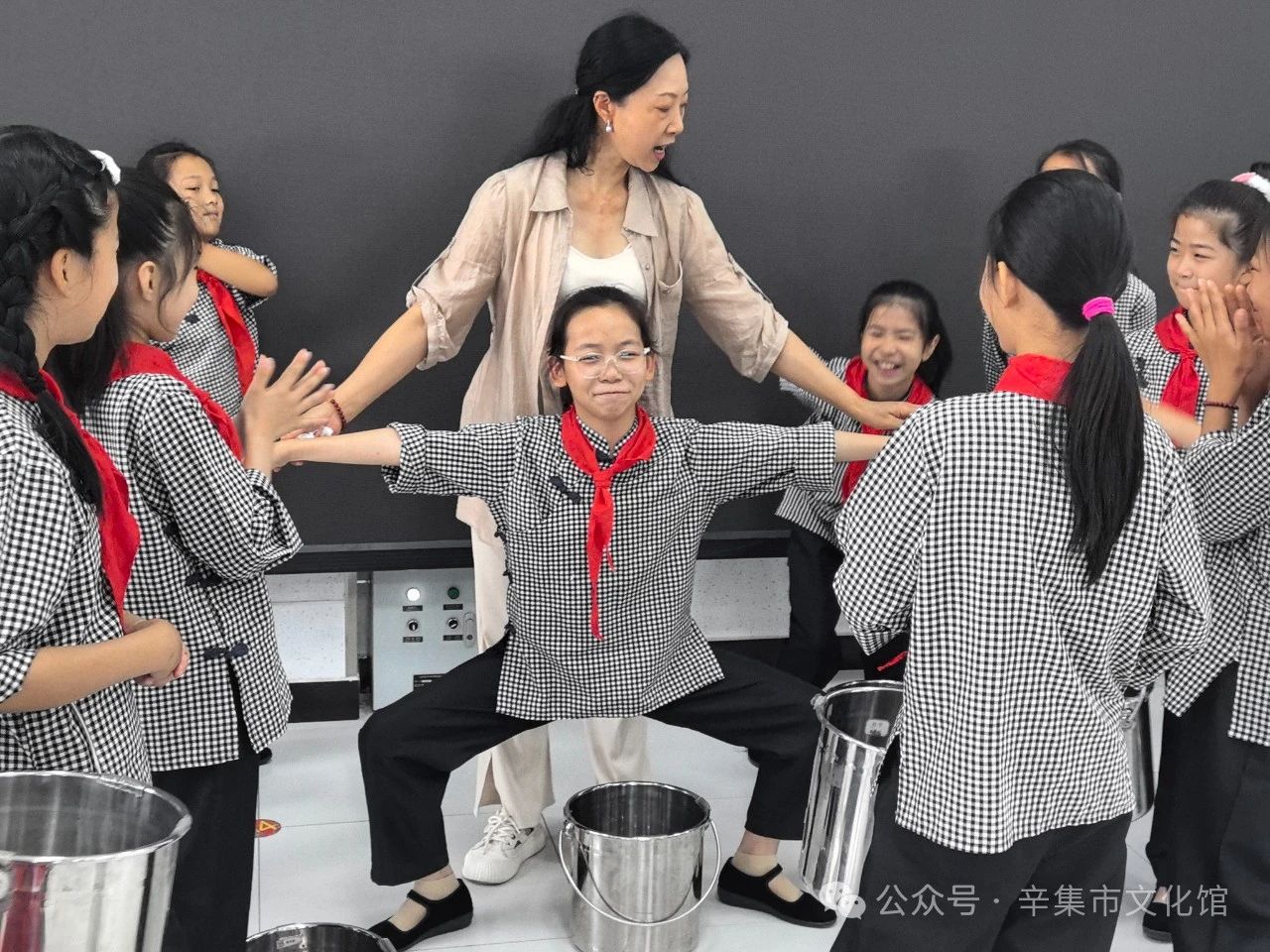文化館輔導(dǎo)干部賈英走進(jìn)方碑街小學(xué)