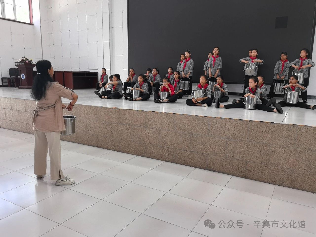 文化館輔導(dǎo)干部賈英走進(jìn)方碑街小學(xué)