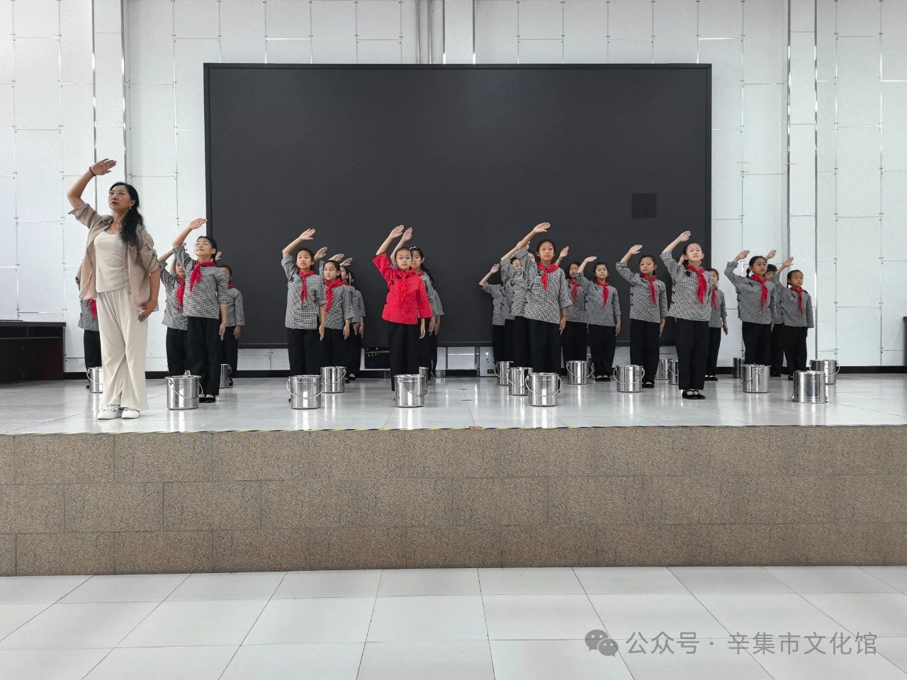 文化館輔導(dǎo)干部賈英走進(jìn)方碑街小學(xué)