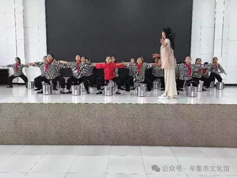 文化館輔導(dǎo)干部賈英走進(jìn)方碑街小學(xué)