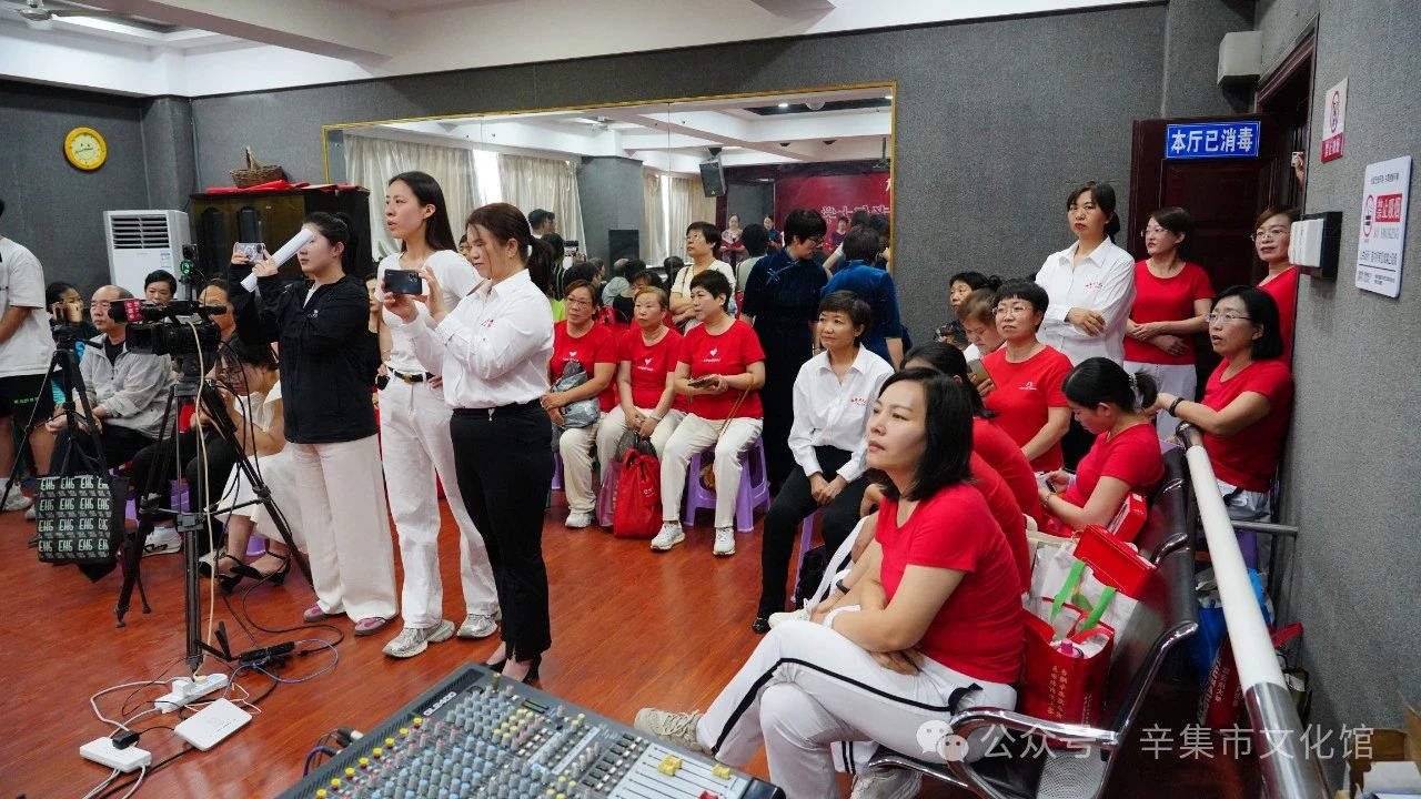 2024辛集市文化館陶然老年大學(xué)迎“七一”教學(xué)成果展演在文化館多功能廳成功舉辦