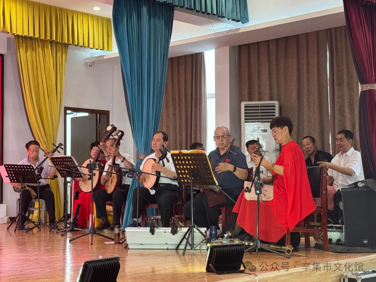 辛集市群藝演藝團演出的2024辛集市慶“七一”現(xiàn)代京劇專場,于7月1日下午在天宮營鄉(xiāng)金谷公司成功舉辦