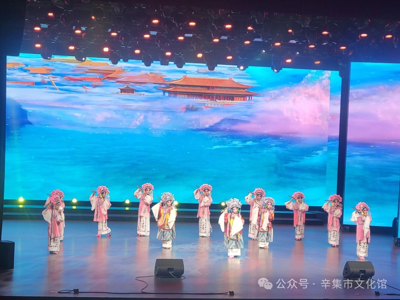 7月10日，由辛集市文化館選送的少兒京劇《貴妃醉酒》