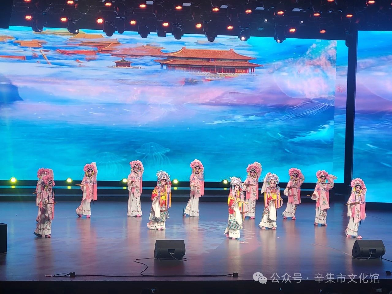 7月10日，由辛集市文化館選送的少兒京劇《貴妃醉酒》