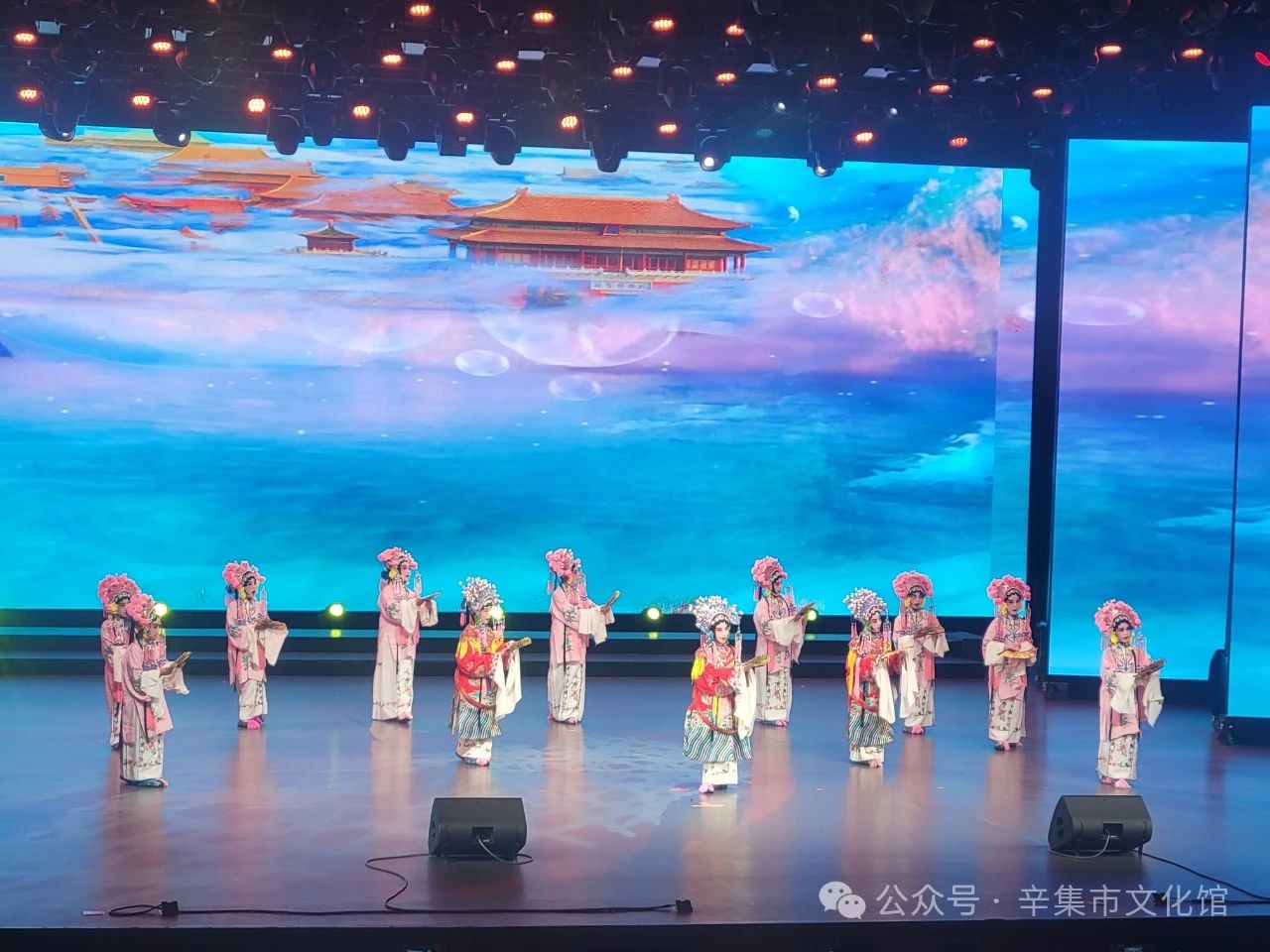 7月10日，由辛集市文化館選送的少兒京劇《貴妃醉酒》