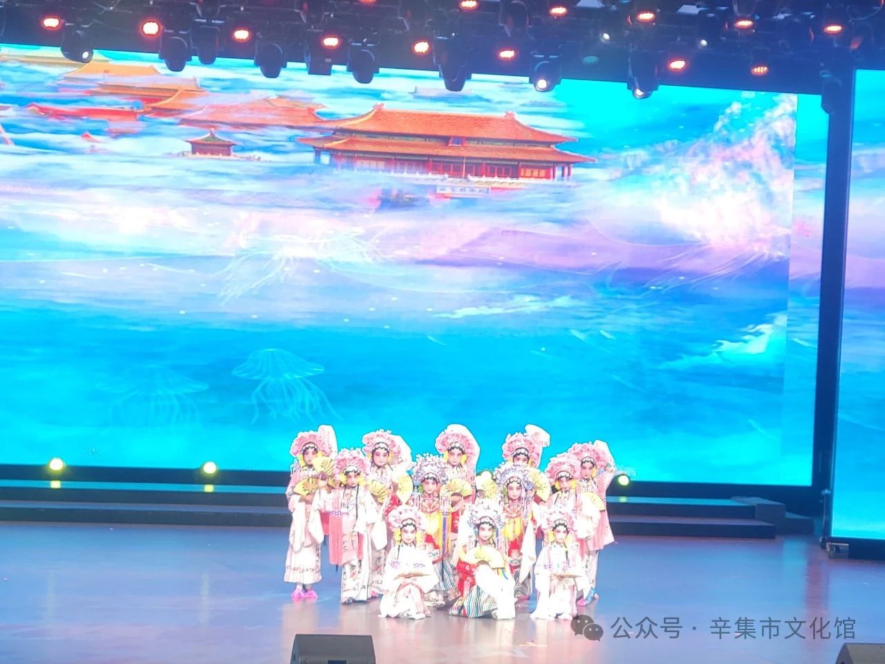 7月10日，由辛集市文化館選送的少兒京劇《貴妃醉酒》