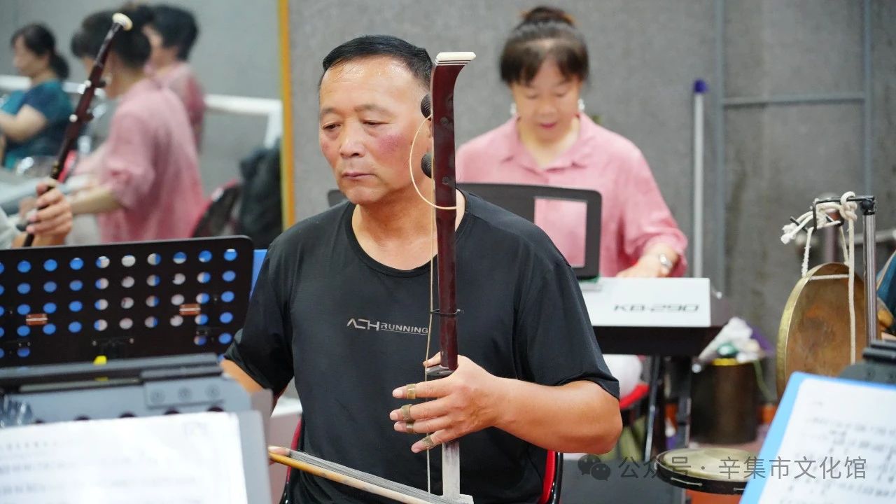 “強(qiáng)國(guó)復(fù)興有我”2024辛集市文化館評(píng)劇演唱會(huì)在文化館多功能廳精彩上演