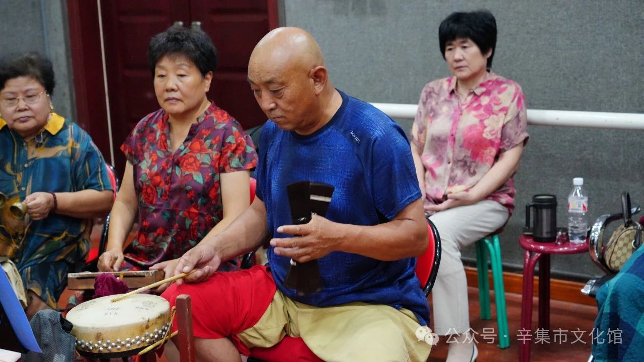 “強(qiáng)國(guó)復(fù)興有我”2024辛集市文化館評(píng)劇演唱會(huì)在文化館多功能廳精彩上演