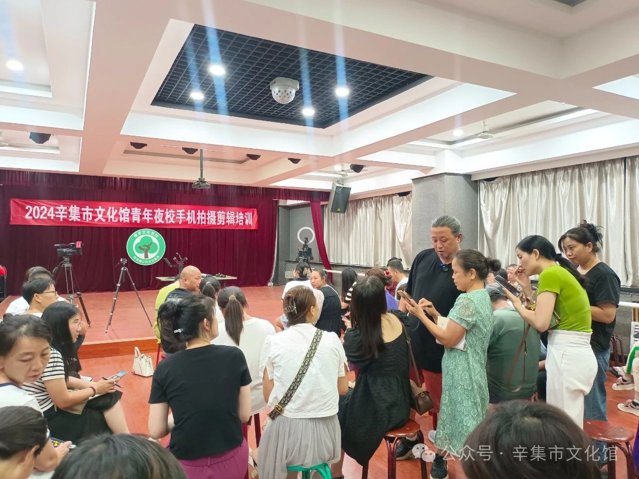 2024辛集市文化館“青年夜校”手機(jī)短視頻拍攝剪輯培訓(xùn)班火熱進(jìn)行中......