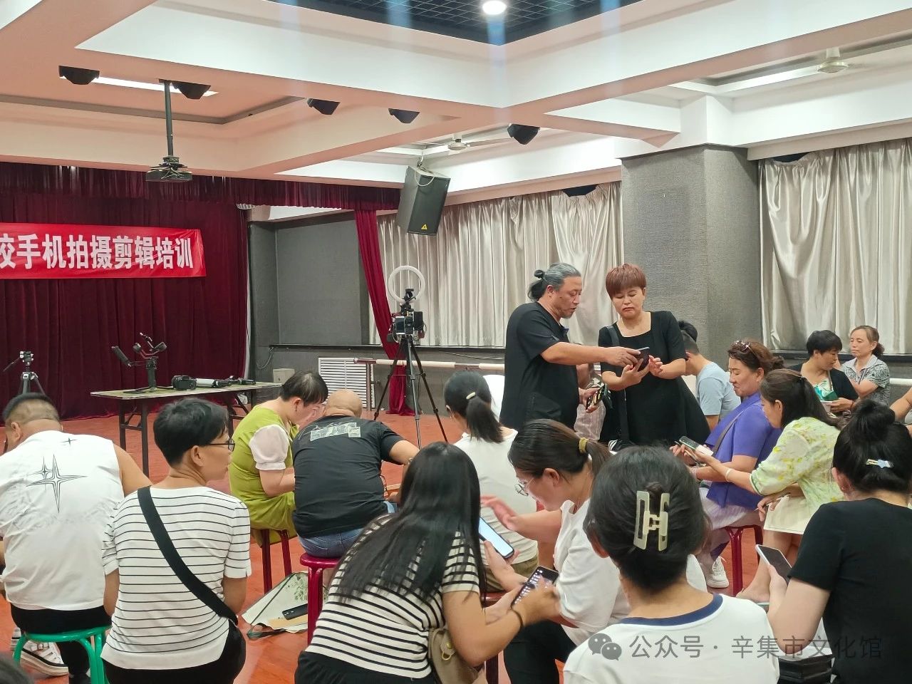 2024辛集市文化館“青年夜校”手機(jī)短視頻拍攝剪輯培訓(xùn)班火熱進(jìn)行中......