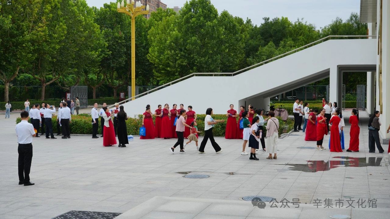 辛集市教育系統(tǒng)慶祝第40個教師節(jié)文藝演出在辛集音樂廳隆重上演