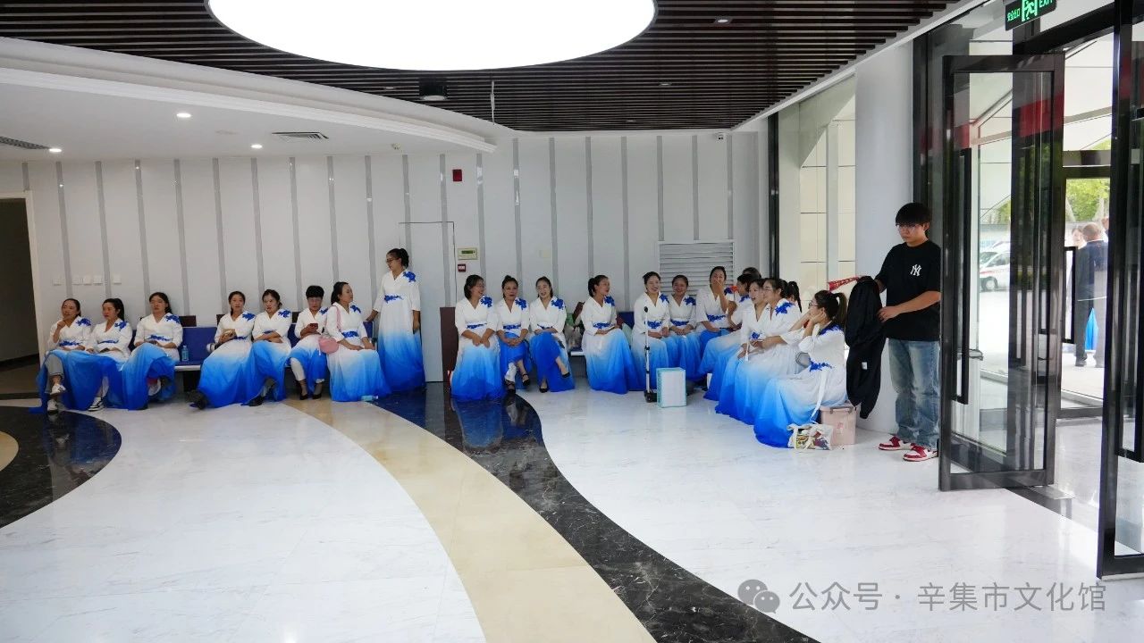 辛集市教育系統(tǒng)慶祝第40個教師節(jié)文藝演出在辛集音樂廳隆重上演