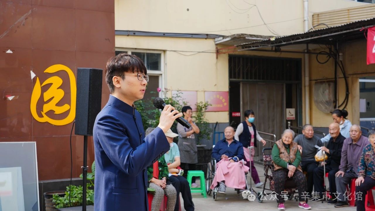 辛集市文化館文化志愿者“演出小分隊(duì)”10月8日上午,走進(jìn)大紅門(mén)老年公寓慰問(wèn)演出