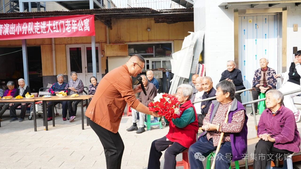 辛集市文化館文化志愿者“演出小分隊(duì)”10月8日上午,走進(jìn)大紅門(mén)老年公寓慰問(wèn)演出