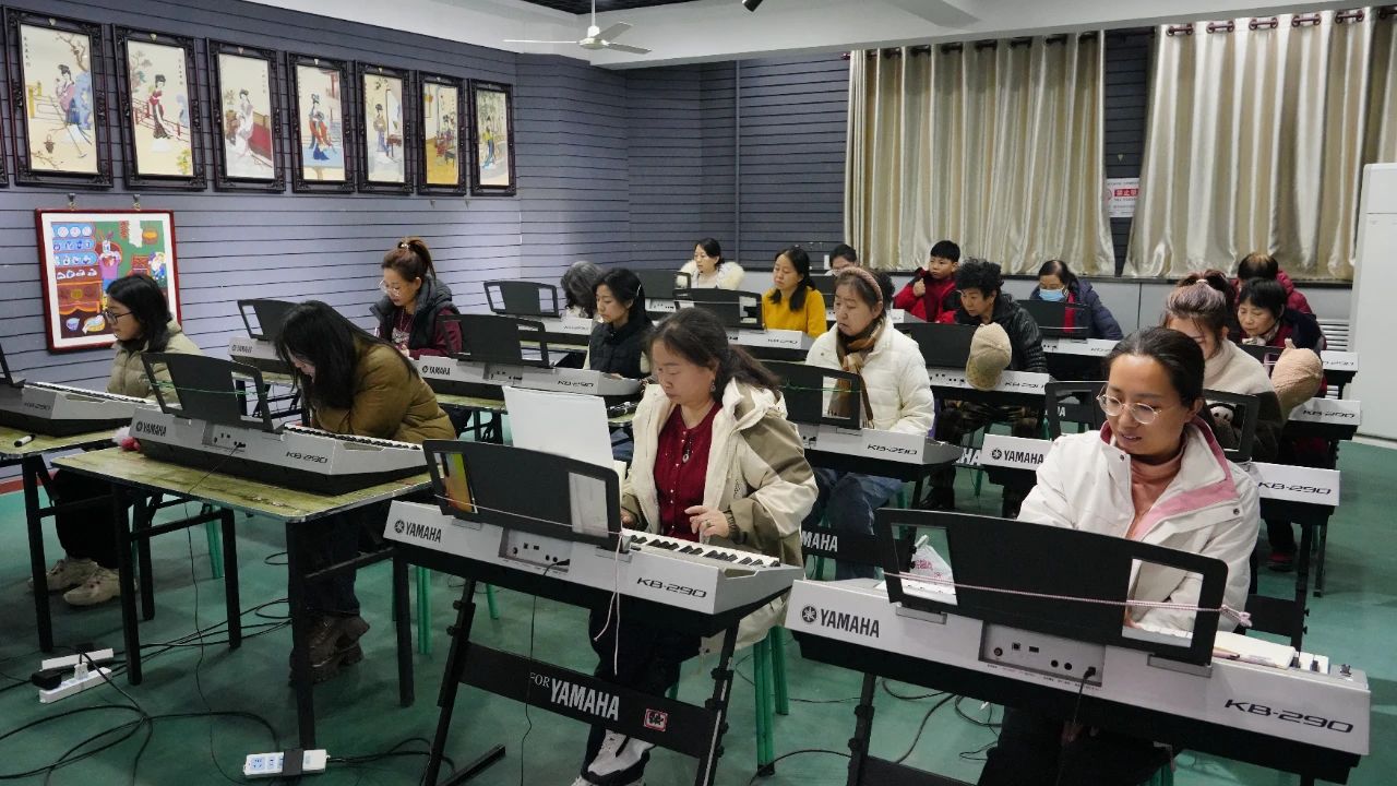 3月15日,2025年辛集市文化館青年夜校電子琴培訓開課啦!